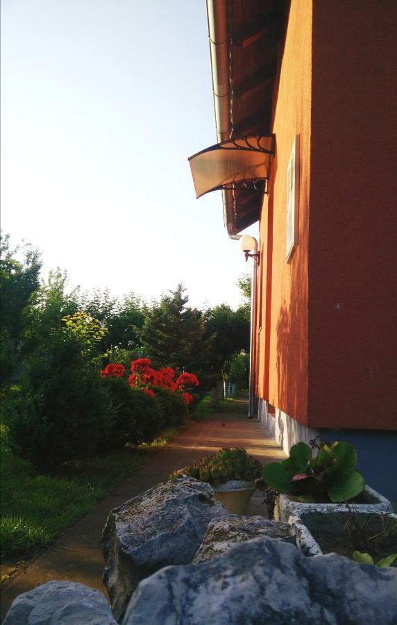 Kuca Za Odmor Mirni Kutak Vukovar Exteriör bild